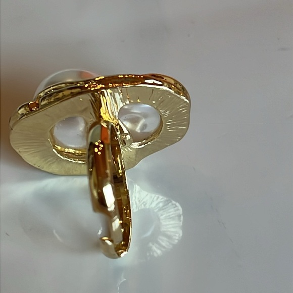 Goldtone and Pearl oversized Ring - Picture 2 of 10